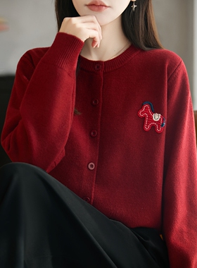MYREALITY圆领小马图案纽扣针织开衫女洋气新年年货女装秋冬毛衣