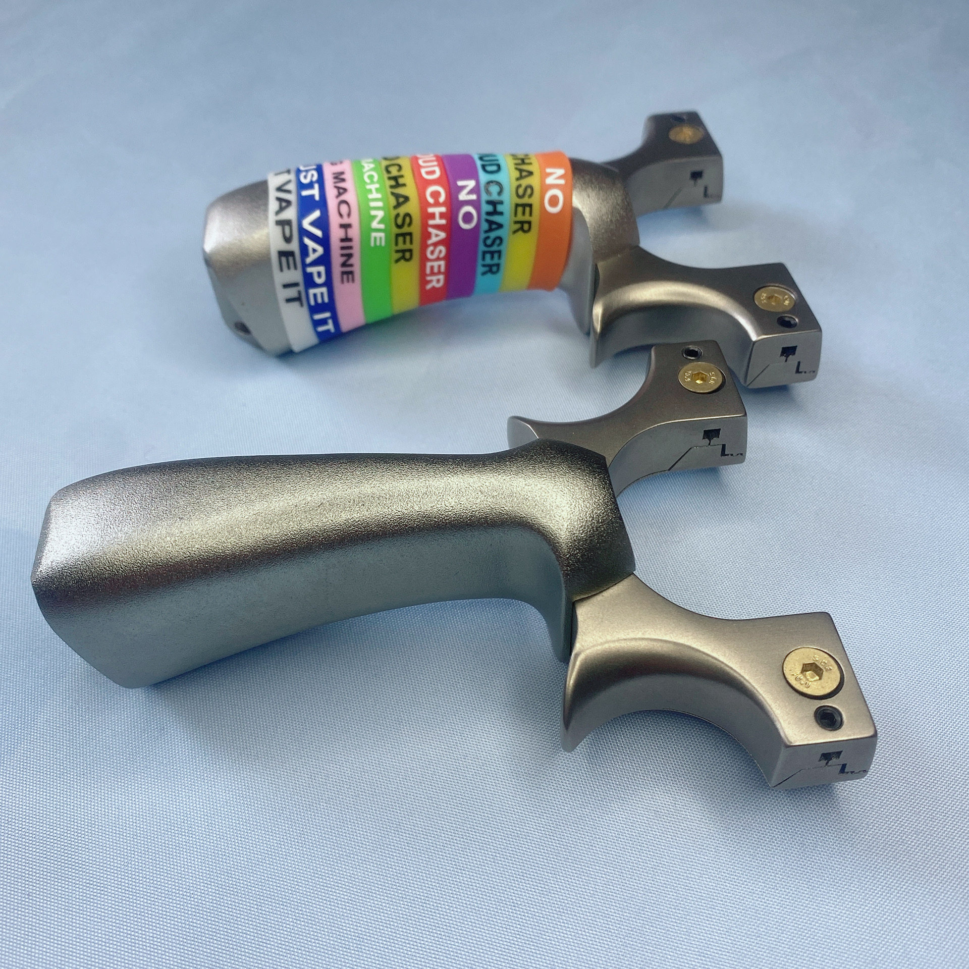 正品钛合金惊雷铝把高精准弹弓户外实战大威力扁皮手感好竞技弹弓