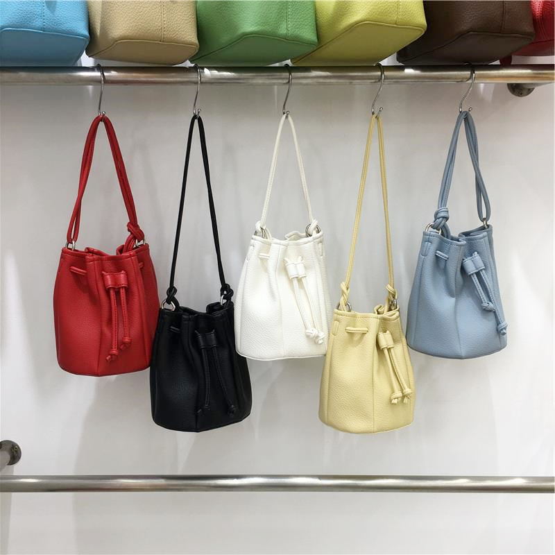 小脏柜 2025春夏新款抽绳褶皱软皮水桶包百搭松弛单肩斜挎女包包