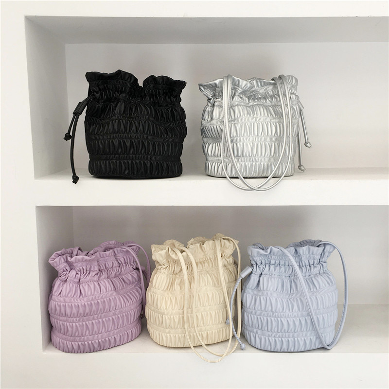 小脏柜 韩国小众设计温柔褶皱软皮抽绳单肩腋下包时尚银色水桶包,箱包皮具/热销女包/男包,通用款女包,淘宝优惠券,粉丝福利购,淘宝优惠卷