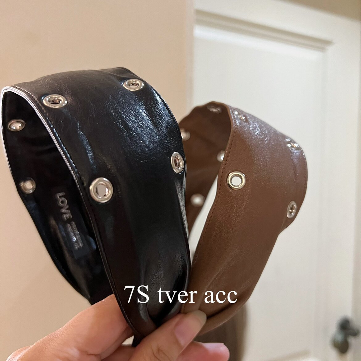 现Tver韩代时尚铆钉宽边发箍女皮质显脸小高级感气质头箍发饰专柜