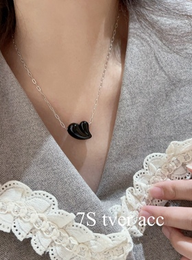 现tver韩国东大门Queen黑色爱心亚克力项链 毛衣链甜酷个性氛围感