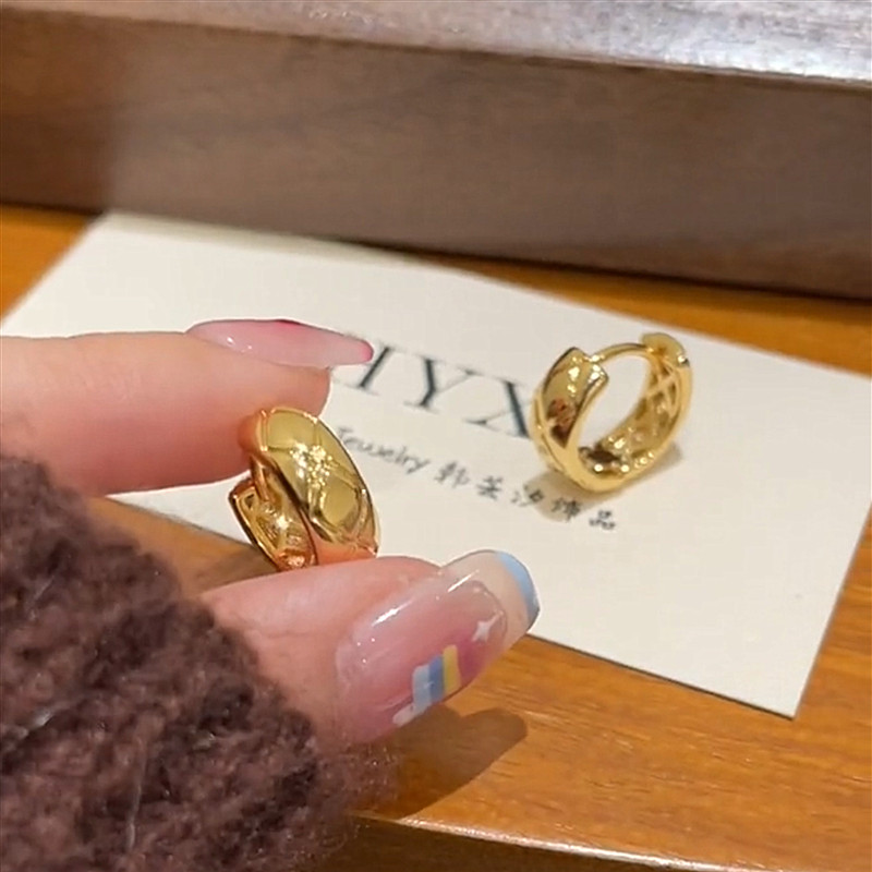 金色菱形格圈圈耳扣设计感简约