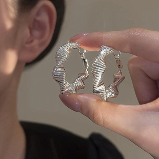 耳圈气质女气质耳饰 个性 2025新款 潮欧美夸张金属质感扭曲大圈时尚