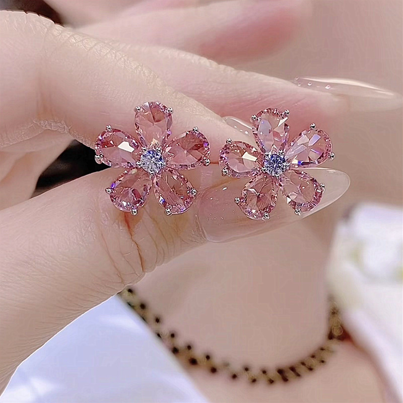 银针清透粉锆石花朵耳钉