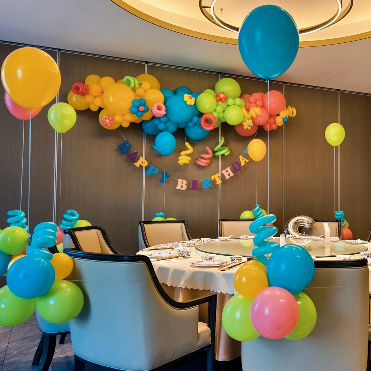 多巴胺酒店包厢生日布置烟花气球儿童周岁派对氛围感场景拍照装饰