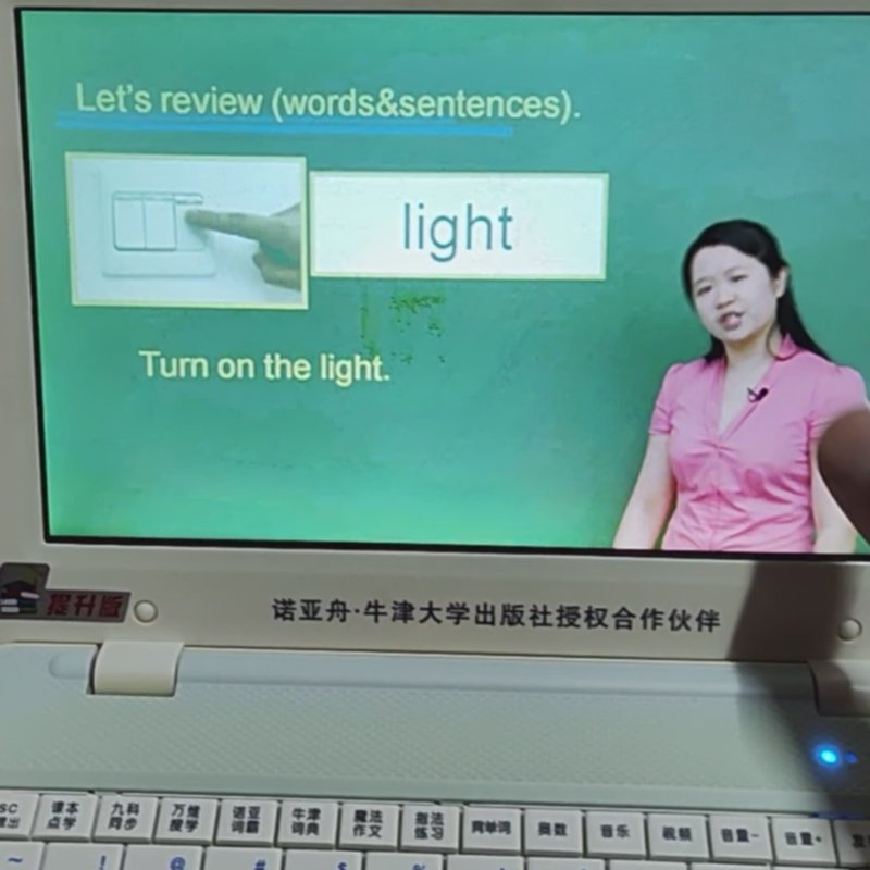 议价诺亚舟 搜学王，白色款，8G内存，可插卡扩展。支持维修