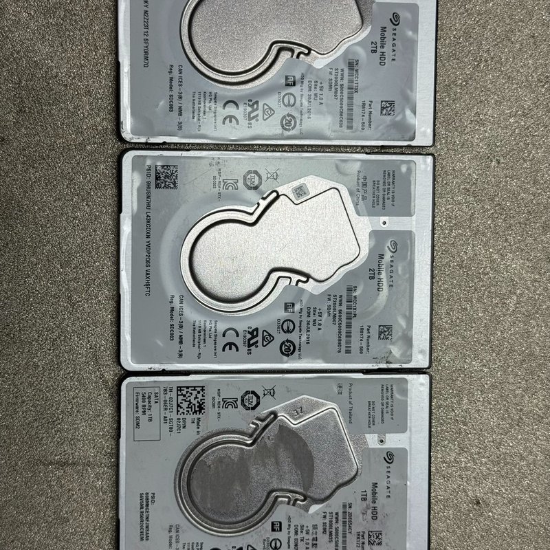 议价拆机硬盘三个，坏的，其中有一个2T的盘通电识别正常，健维修