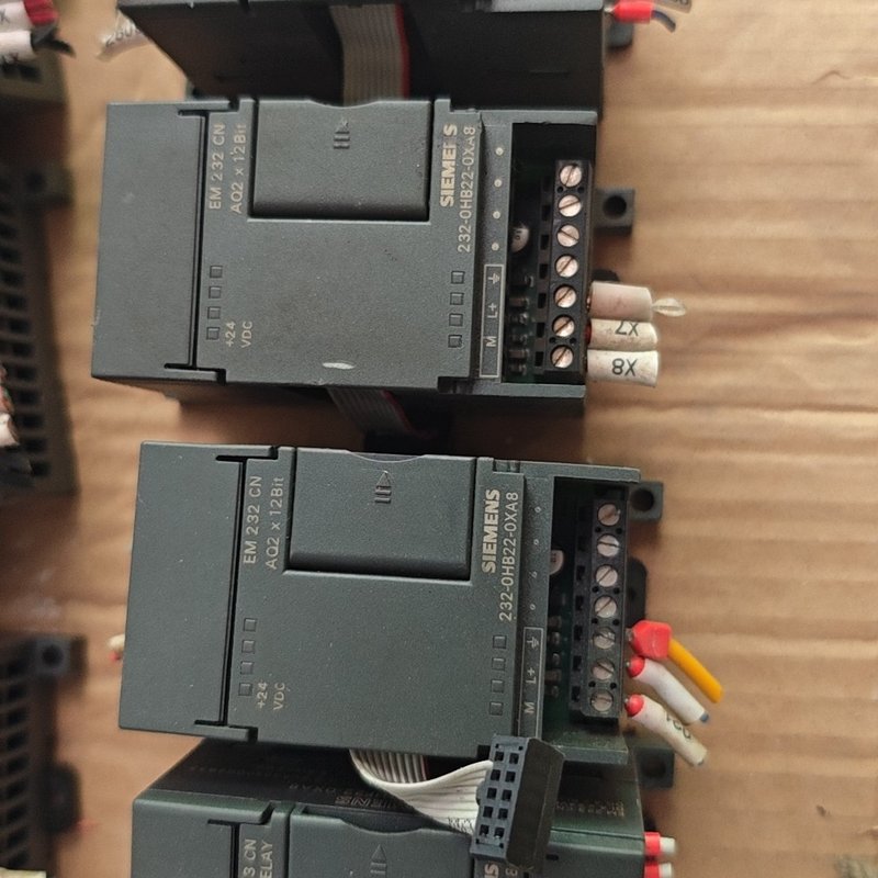 议价西门子PLC扩展模块一套，包含EM232 CN（6ES7 2维修