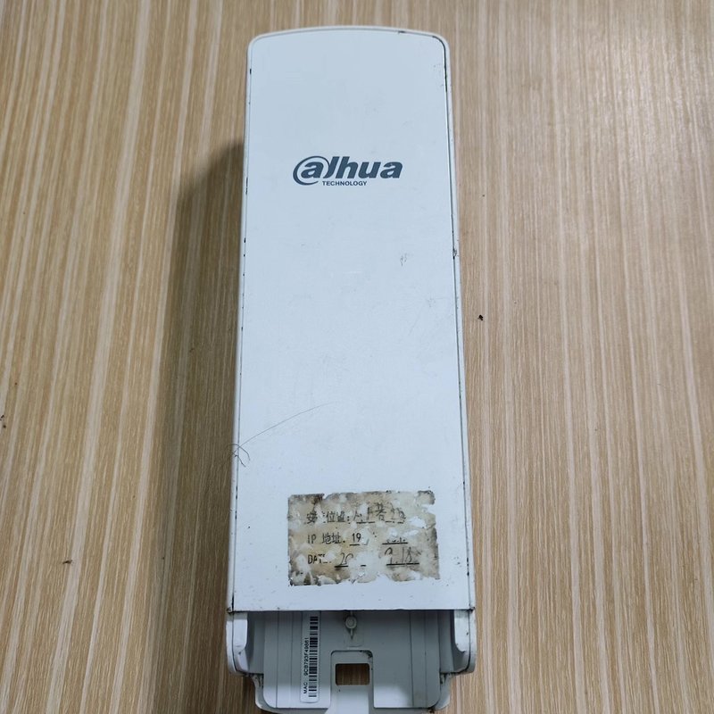 议价大华DH-PFM881C无线网桥，白色外壳，外观有使用痕迹。维修