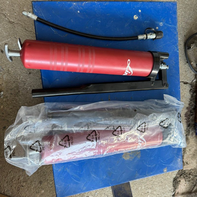 林德正品黄油枪,红色枪身,还剩一个没有包装,功能完好,外观成