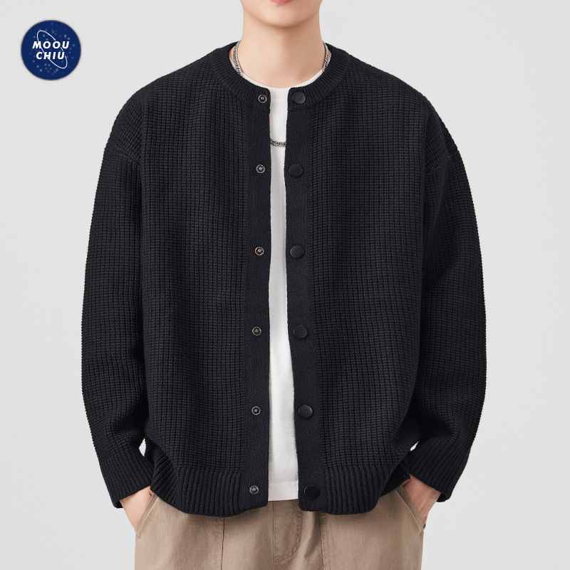 沐丘男装∣单排暗扣圆领毛衣外套男通勤宽松帅气高级感叠穿针织衫