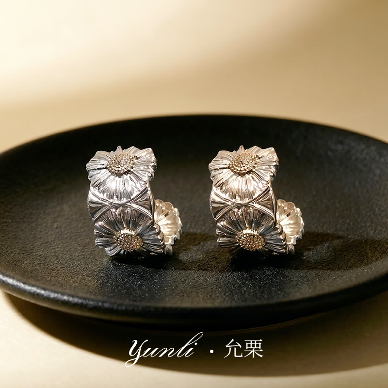 韩版权志龙小雏菊花朵耳环女复古拉丝高级感S925银针耳钉耳饰礼物