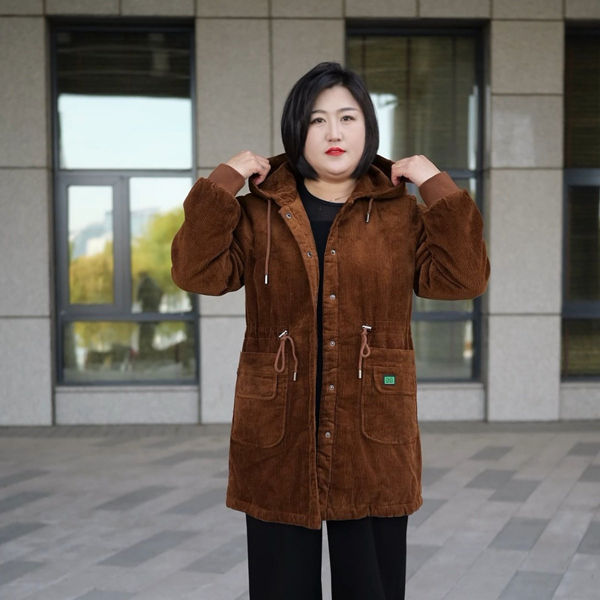 冬季中长款连帽条绒棉服女加厚抽绳大兜保暖外套时尚休闲妈妈装