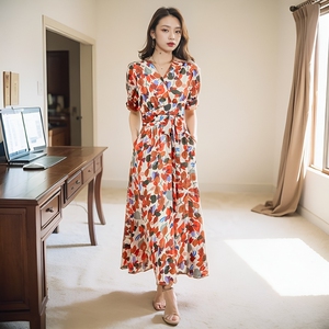 2024修身v领女装天丝印花大摆型短袖长裙高级感减龄连衣裙怡心阁