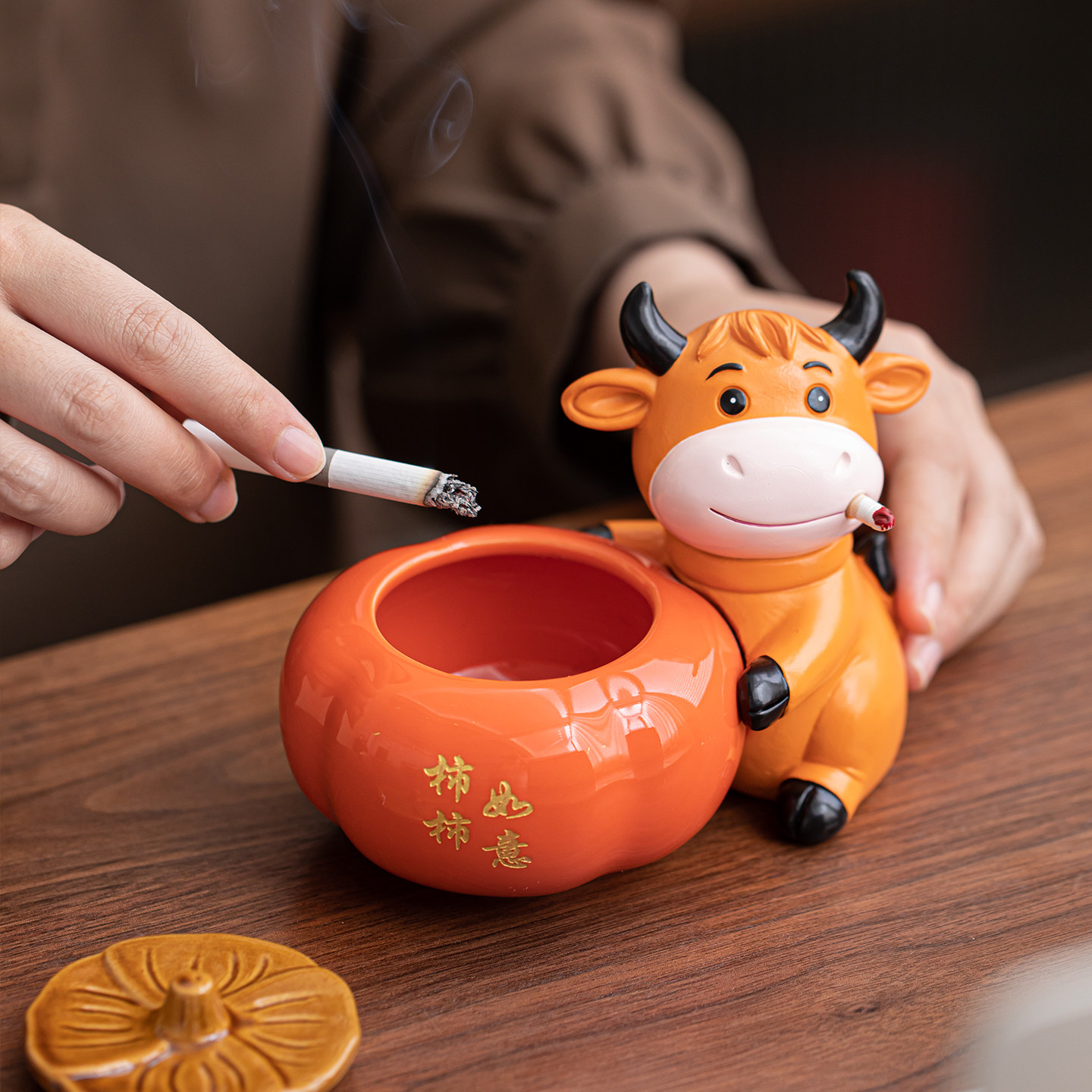柿柿如意牛牛烟灰缸带盖家用客厅创意生肖摆件防飞灰卡通桌面摆件