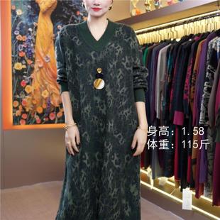翡翠绿V领针织裙秋冬大码宽松遮肚显瘦过膝连衣裙
