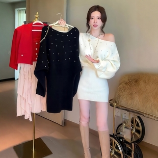 2025秋季新款时尚气质复古重工带钻斜肩白色长袖短款针织连衣裙女