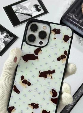 腊肠狗紫色碎花亚克力黑边亮面磨砂磁吸适用苹果16promax手机壳iPhone15lus14Pro13保护套12防摔ins玻璃壳11