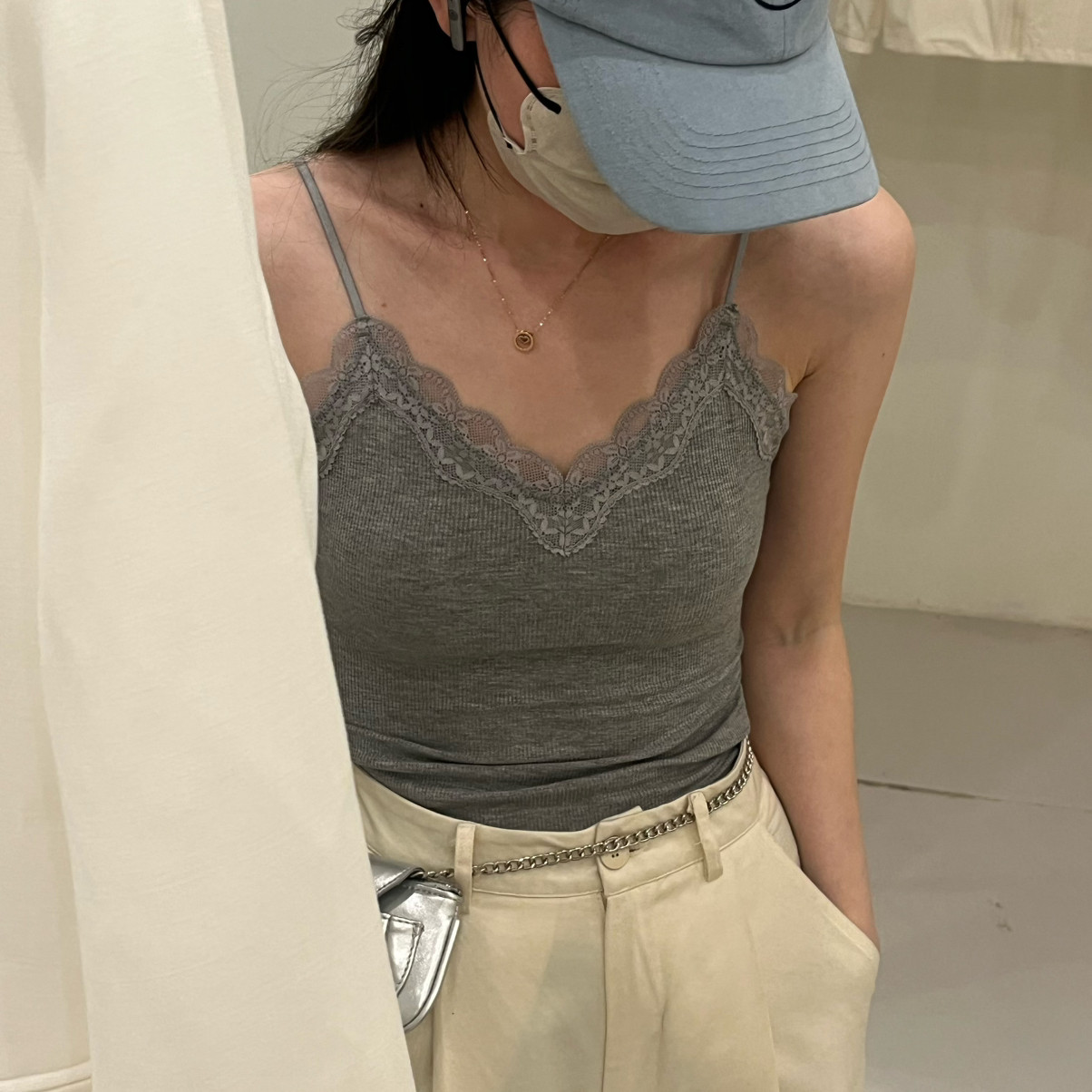 春夏新款不跑杯蕾丝边吊带V领修身内搭外穿带胸垫美背背心HS8871