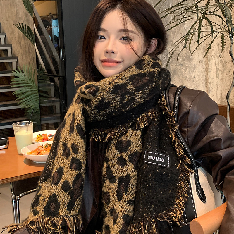 豹纹仿羊绒流苏围巾女2025冬季新款加厚保暖高级氛围感外搭披肩潮
