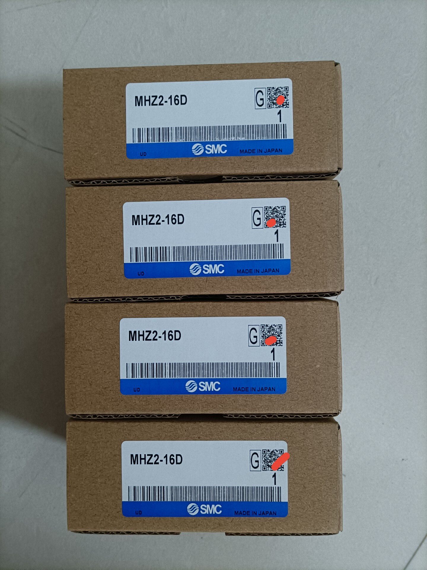 全新SMC手指气缸， MHZ2-16D，全新未拆封，工程剩余