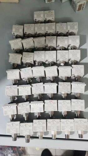 SMC压力表ZSE30AF-01-N，九成新，功能正常。