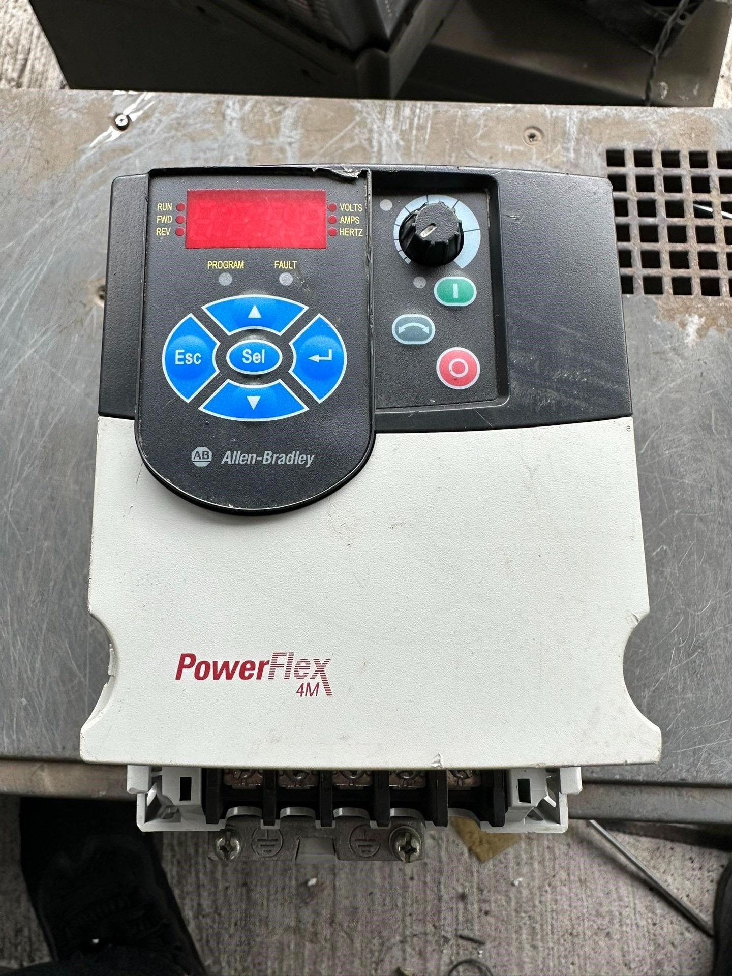 AB变频器型号22F-D6P0N103-2.2kw，外壳破损