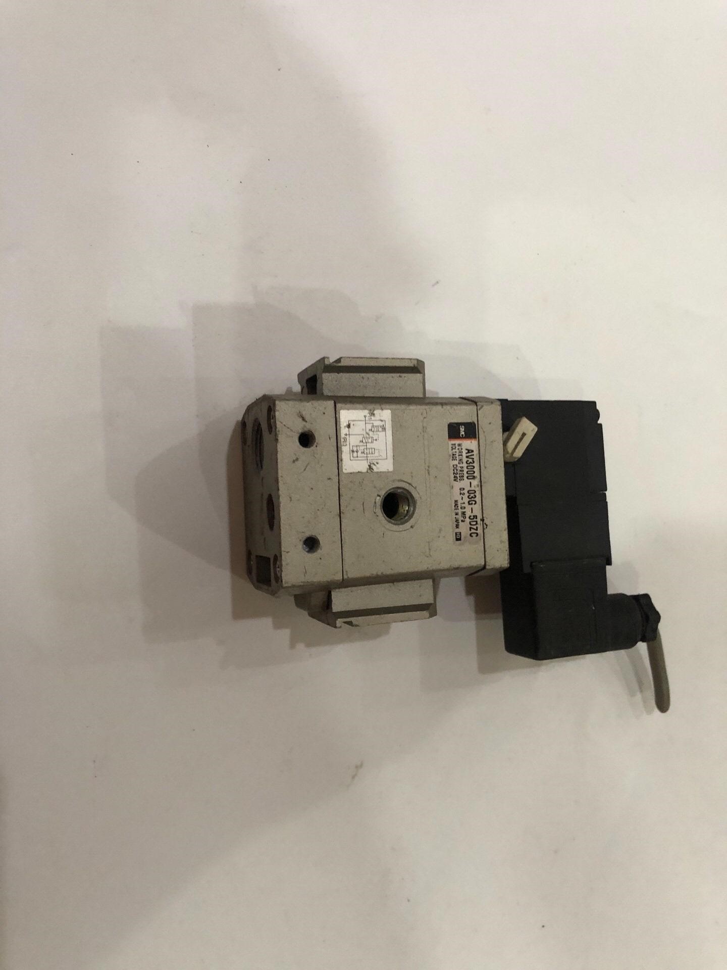 拆机日本SMC气控电磁阀AV3000-03G-5DZC实物图