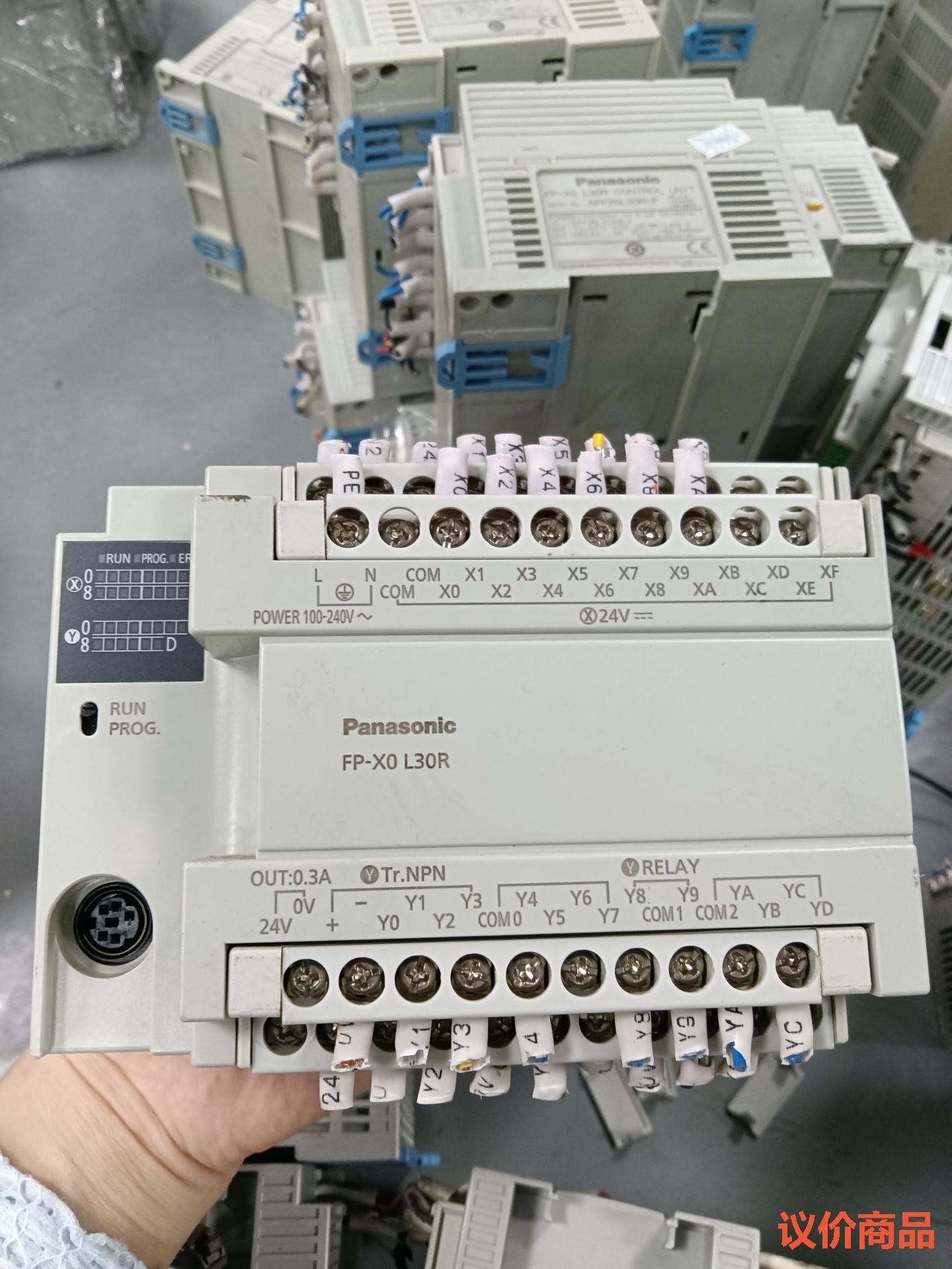 松下PLC AFPX0L30R-F 成色如下图所示，