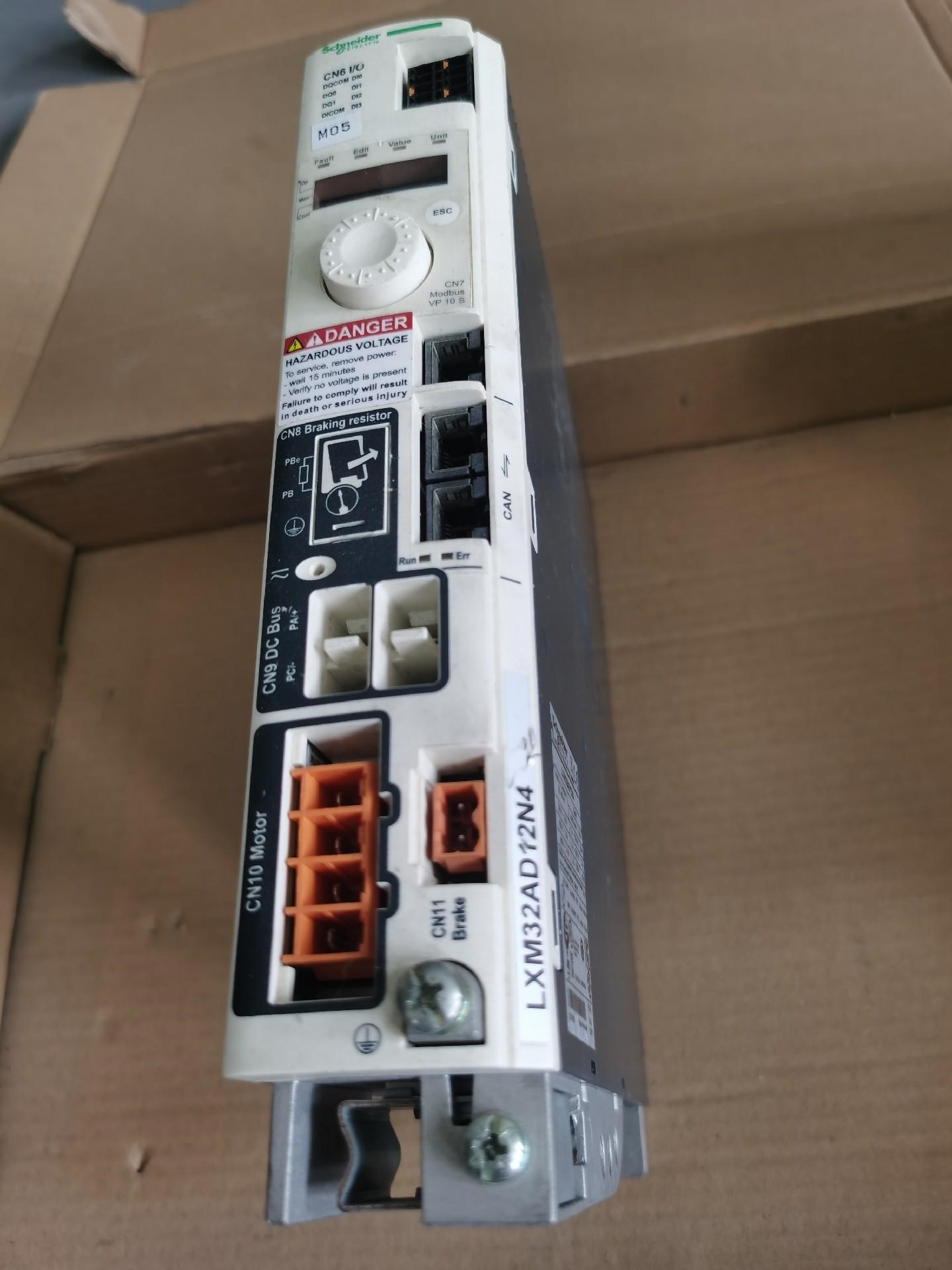 施耐德LXM32AD12N4驱动器 成色漂亮 测试包好