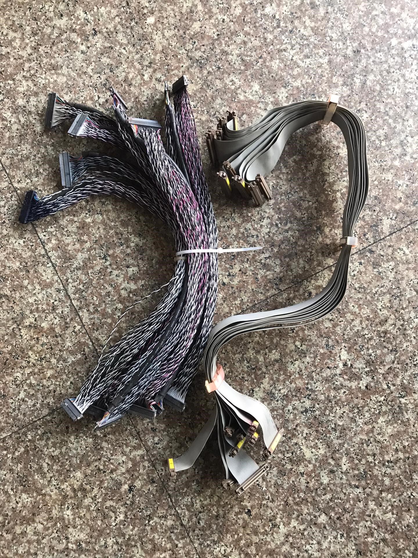 잉크젯 프린터의 노즐 데이터 케이블 분해 상태는 사진과 같습니다. 순전히 부품 분해 상태입니다