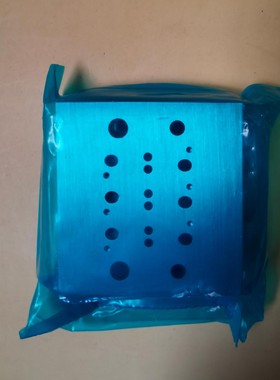 汇流板底座M4GD1-00-3-FS配有堵头，保全新原装。