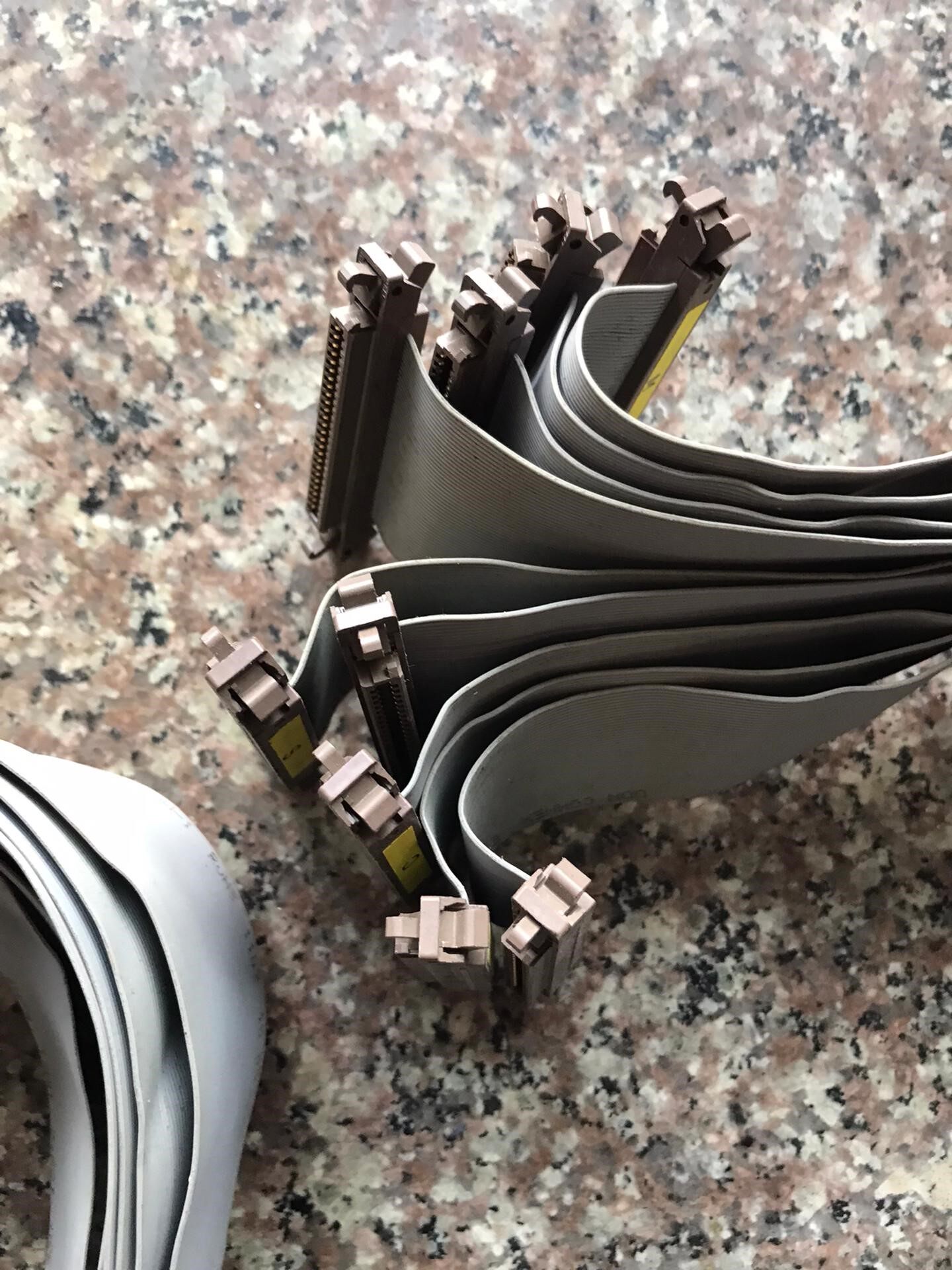 잉크젯 프린터의 노즐 데이터 케이블 분해 상태는 사진과 같습니다. 순전히 부품 분해 상태입니다