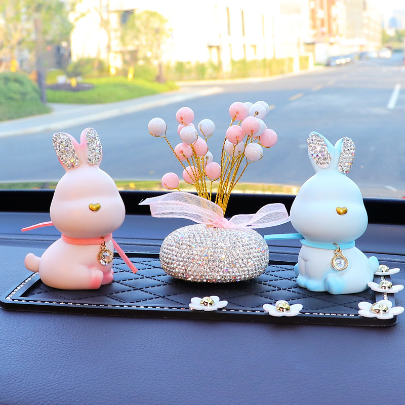 车内饰品摆件香薰2022新款创意可爱小兔子车上中控台汽车装饰用品