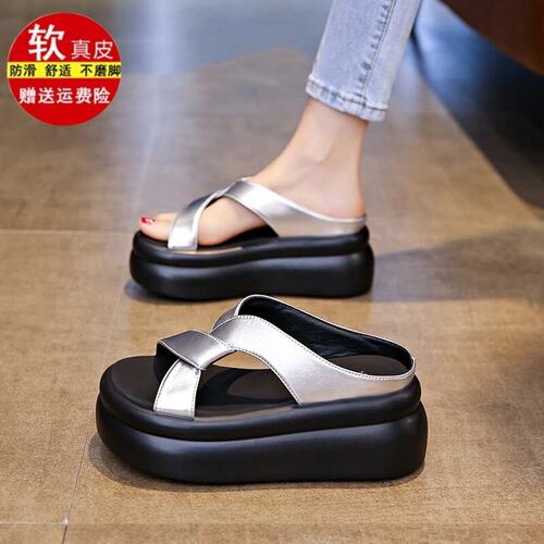 商场同款真皮厚底松糕凉拖鞋女夏外穿2026新款百搭软底沙滩凉鞋女