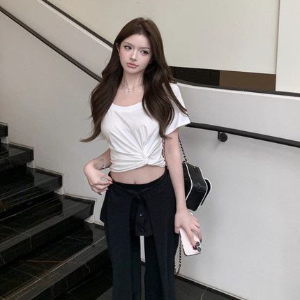 纯欲白色扭结斜肩短袖T恤女夏季修身设计感辣妹露肩短款性感上衣