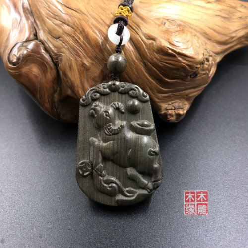 绿色生肖牛挂件吊坠项链金丝楠木