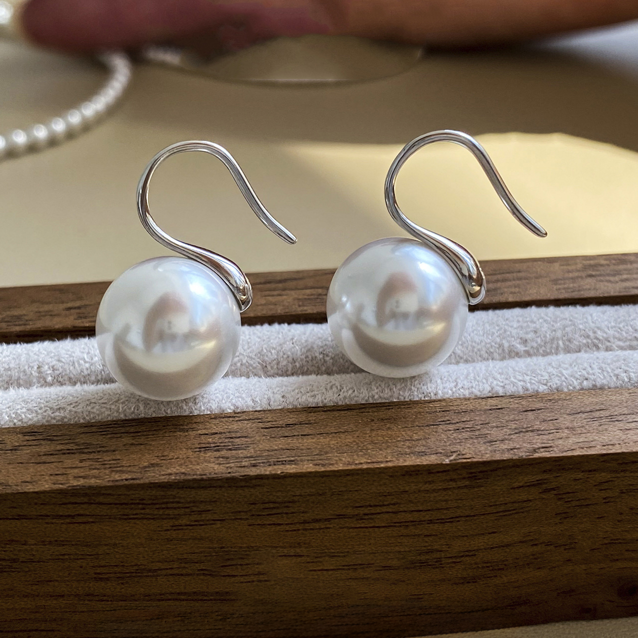 12-13m澳白色珍珠高跟鞋款施家贝珠耳钩耳饰（银钩）ESB401