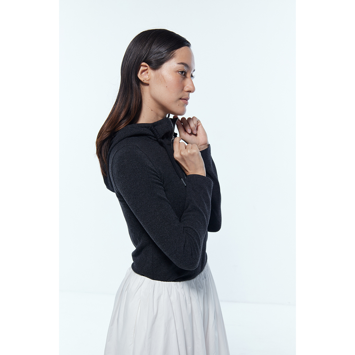 黑色紧身弧形下摆半拉链连帽上衣