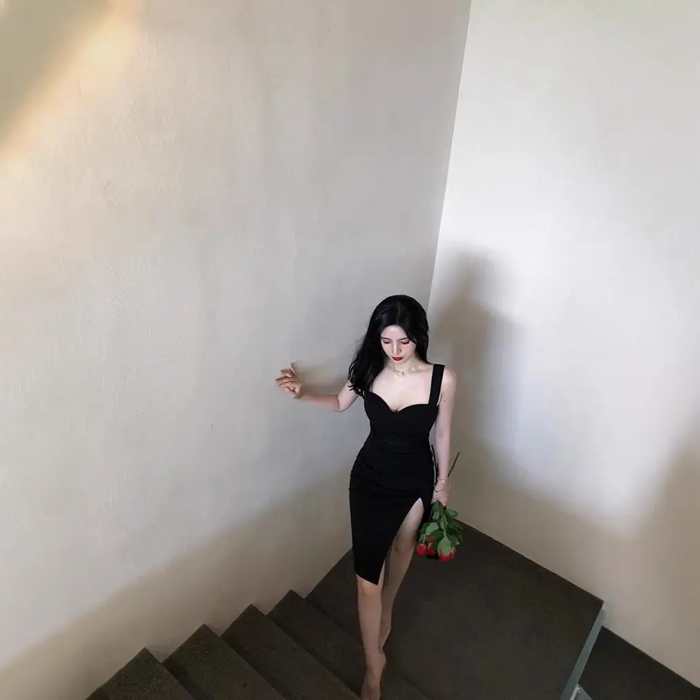 自带胸垫设计感黑色性感斜开叉吊带连衣裙女礼服修身抹胸吊带包臀