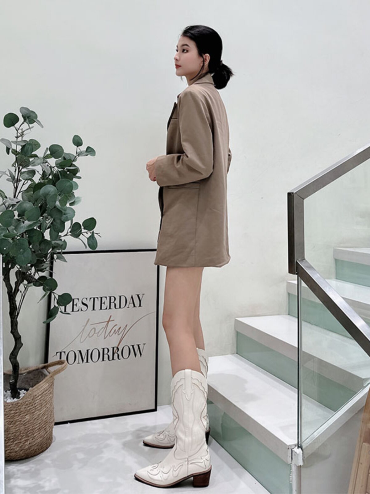 화이트  가죽 서부 카우보이 부츠 수 놓은 V 입 길이 긴 무심한 부츠 여성의 지적 발가락 두꺼운 중간 발 뒤꿈치 여성 부츠 여름