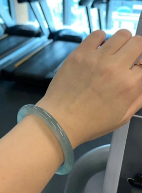 手镯女款石英岩玉淡蓝油青色