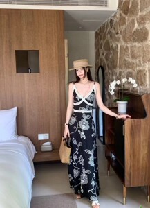 2026夏季新款复古风撞色印花v领无袖背心裙显瘦度假风连衣裙女装