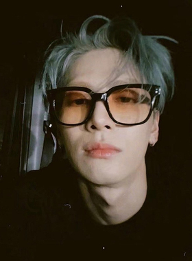 GM王嘉尔彭昱畅墨镜落日腮红眼镜