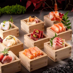 日式寿司店展示小木盒子日料木架餐具三文鱼海鲜刺身姿造小食拼盘