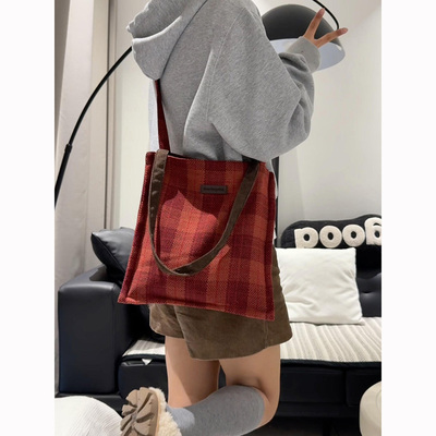 采晨自制新年红格子帆布托特包