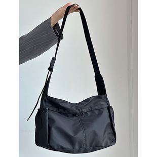 大容量托特包2025韩防水尼龙布饺子包斜挎包简约运动风休闲单肩包