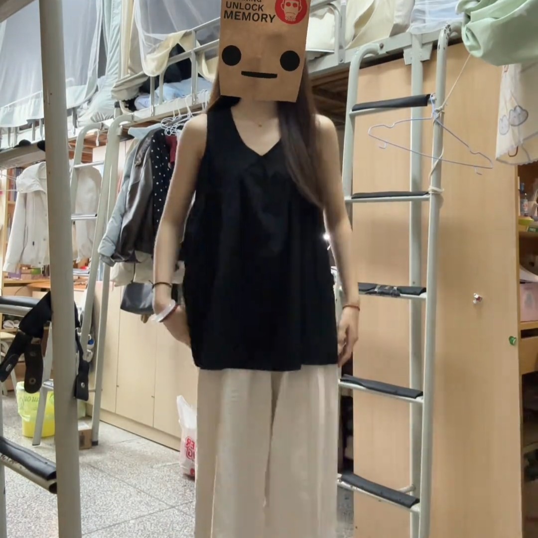 设计感V领背心上衣无袖夏季新款宽松韩系黑色外穿吊带女娃娃衫