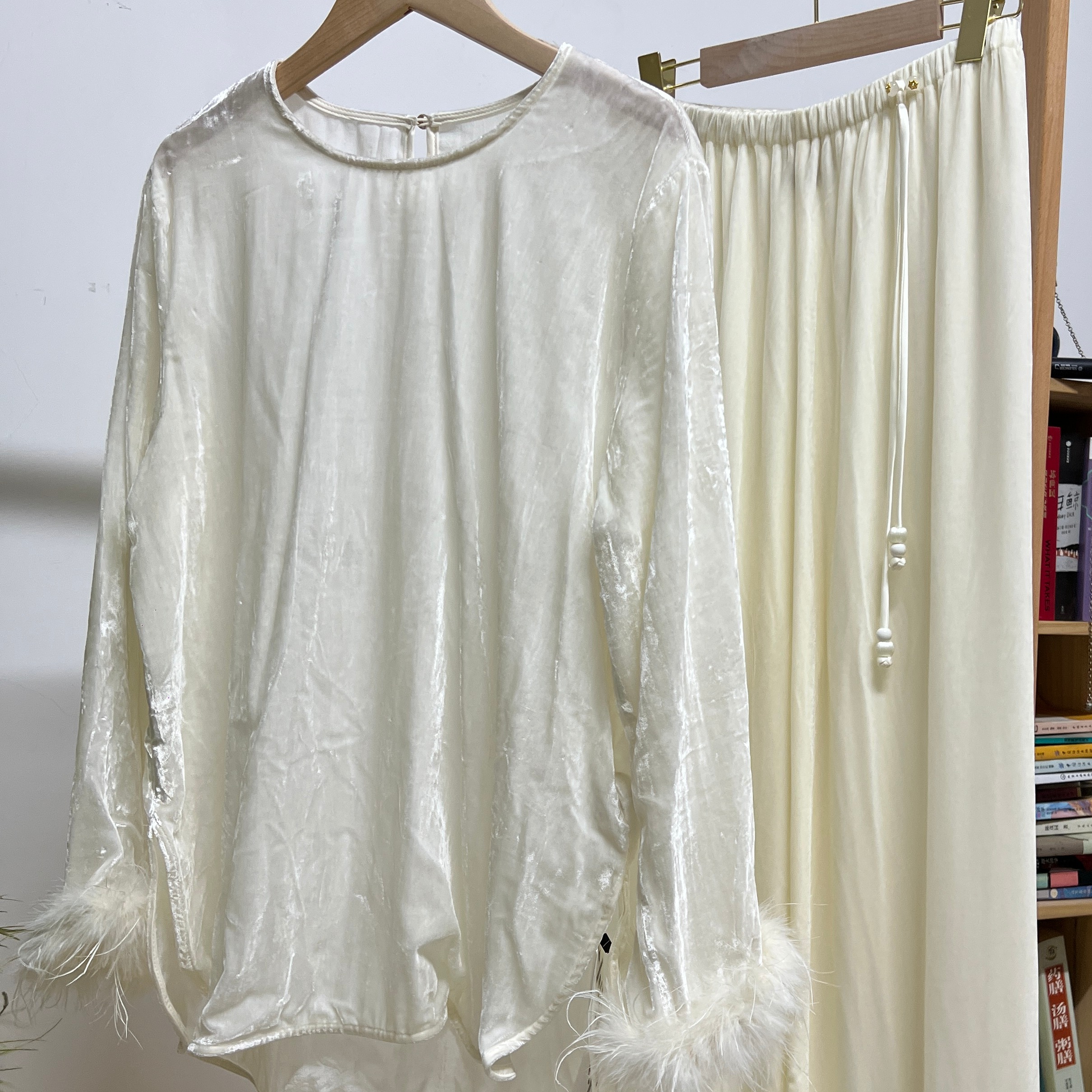 2025早秋新款时尚百搭纯色丝绒拼接水貂毛女长袖上衣老钱风中古风